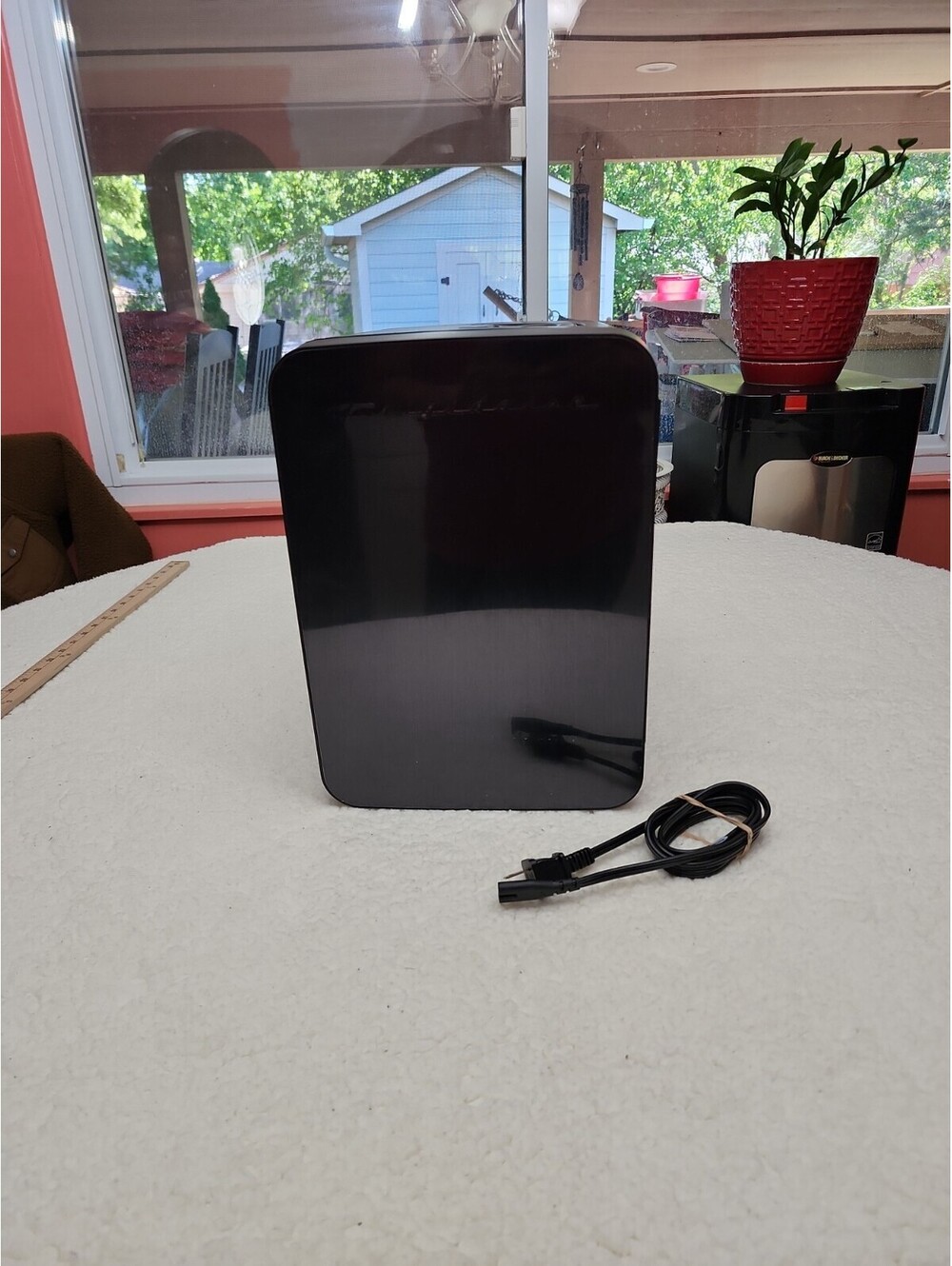 Frigidaire Black Tabletop Mini Fridge Manual Defrost Single Door Gloss Finish